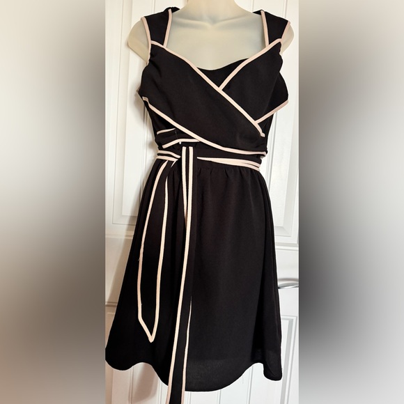 C.Luce Elegant Black Dress with Cream Accents size M - Picture 4 of 7